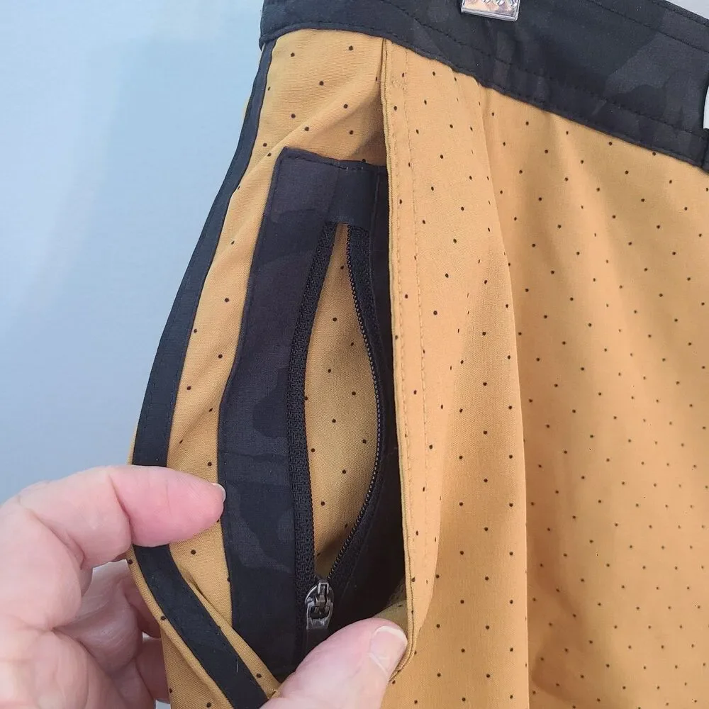 Vuori Cruise Boardshorts Mens 36 Gold Black Micro Dot Stretch Swim Trunks Surf